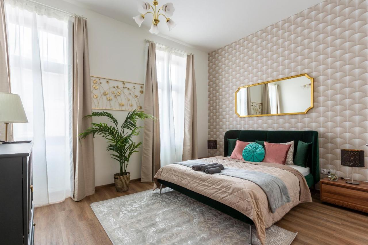 Explore Budapest From A Luxurious Cozy Apartment Екстер'єр фото